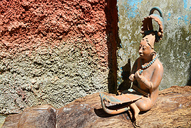 Venta de reproducciones de figuras Mayas
