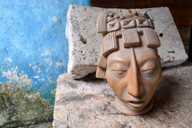 Reproducciones de máscaras y bustos Mayas